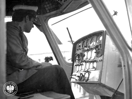 Funkcjonariusz MO siedzący za sterami śmigłowca Mi-2 (fot. z zasobu AIPN)