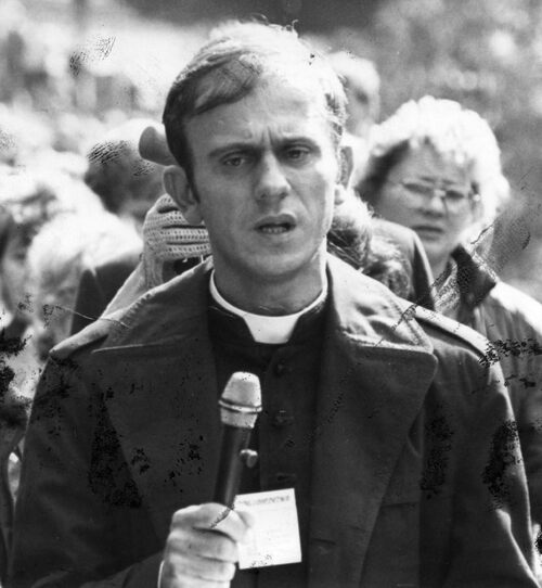 Ks. Jerzy Popiełuszko prowadzi drogę krzyżową na wałach jasnogórskich, 18 września 1883 r. (fot. z zasobu AIPN)