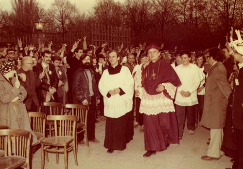 Powitanie bp. Zbigniewa Kraszewskiego przed kościołem św. Stanisława Kostki w Warszawie, 29 kwietnia 1984 r. (fot. z zasobu AIPN)