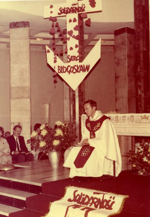 Ksiądz Jerzy Popiełuszko w czasie Mszy św. za Ojczyznę (fot. z zasobu AIPN)