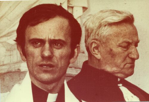 Ks. Jerzy Popiełuszko z ks. Teofilem Boguckim (fot. z zasobu AIPN)