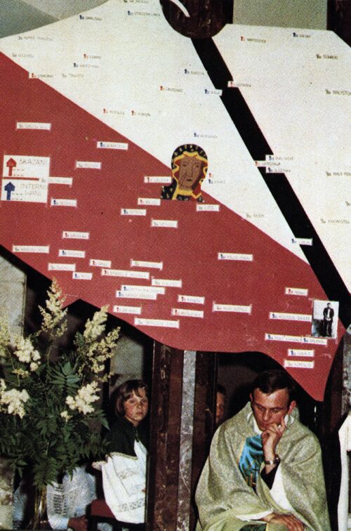 Ks. Jerzy Popiełuszko w czasie Mszy św. za Ojczyznę; z tyłu mapa miejsc internowania działaczy Solidarności podczas stanu wojennego(fot. z zasobu AIPN)