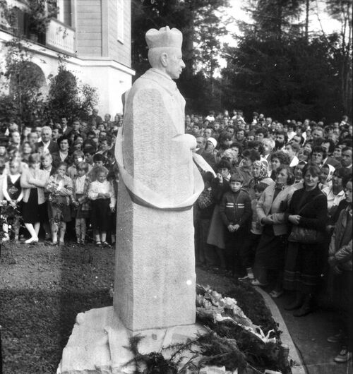 Pomnik prymasa Stefana Wyszyńskiego w Komańczy (fot. z zasobu AIPN)