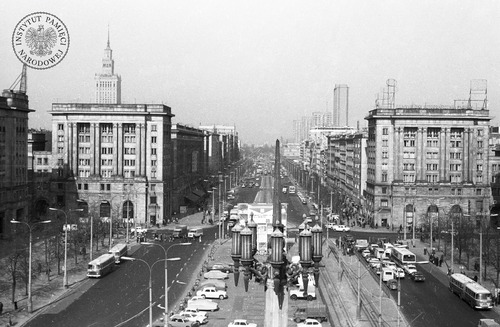 Plac Konstytucji, widok z hotelu MDM w kierunku ulicy Marszałkowskiej. Nazwa została nadana placowi kilka dni przed uchwaleniem Konstytucji PRL z 22 lipca 1952 r., dla upamiętnienia tego aktu. Warszawa, 1975 r. Fot. Jan Hausbrandt, z zasobu AIPN