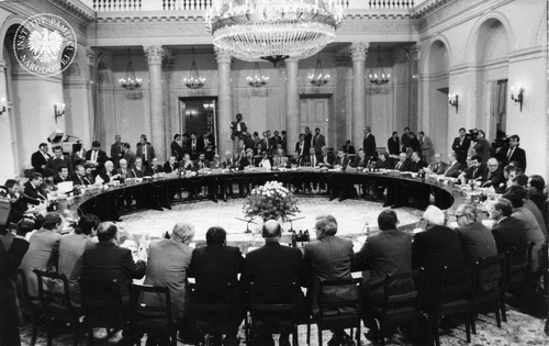 Pierwsze plenarne posiedzenie okrągłego stołu w pałacu Rady Ministrów (dawny Pałac Namiestnikowski, obecnie Pałac Prezydencki) w Warszawie, 6 lutego 1989 r. Fot. z zasobu IPN