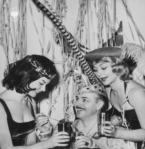 Bal sylwestrowy bądź karnawałowy, lata 60. lub 70. XX w. (fot. z zasobu AIPN)