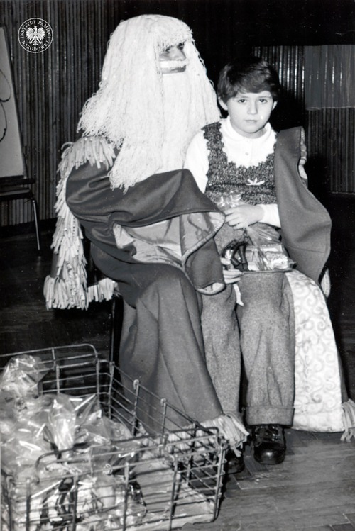 Spotkanie dzieci z „Dziadkiem Mrozem” podczas zabawy noworocznej dla najmłodszych na początku 1975 r. (fot. z zasobu AIPN)