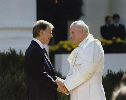 Pope John Paul II and U.S. President Jimmy Carter in front of the White House during the papal visit to the United States in 1979 (photo: Wikipedia/William Fitz-Patrick/CC BY-SA 2.0)