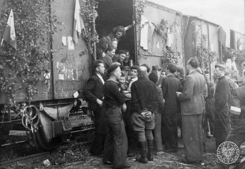 Pracownicy Państwowego Urzędu Repatriacyjnego wśród wygnańców polskich; 1945 - 1946. Fot. z zasobu IPN