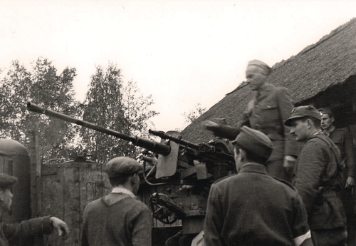 Przysięga 1 Warszawskiej Dywizji Piecho- ty im. Tadeusza Kościuszki w Sielcach nad Oką (ZSRS). Na trybunie honorowej od lewej: Wanda Wasilewska i gen. Zygmunt Berling. Nad trybuną flagi: USA, ZSRS oraz Wielkiej Brytanii, 15 lipca 1943 r. (fot. z zasobu IPN)