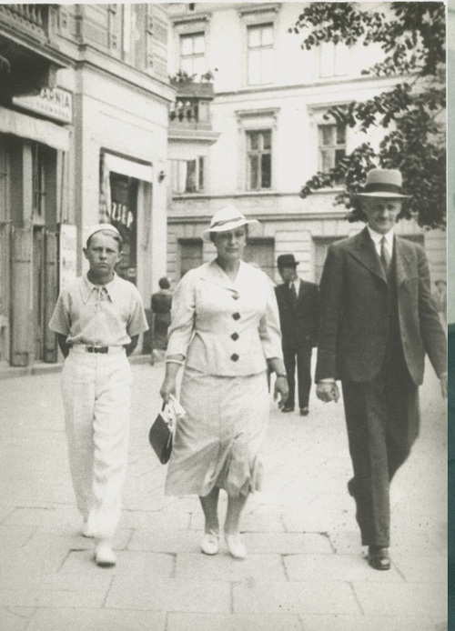 Jan Rodowicz z rodzicami. Fot. zbiory Muzeum Harcerstwa
