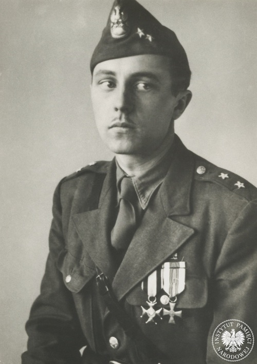 Powojenne zdjęcie Jana Rodowicza „Anody”, awansowanego do stopnia porucznika rozkazem konspiracyjnego Delegata Sił Zbrojnych na Kraj z 1 czerwca 1945 r. Fot. z zasobu AIPN