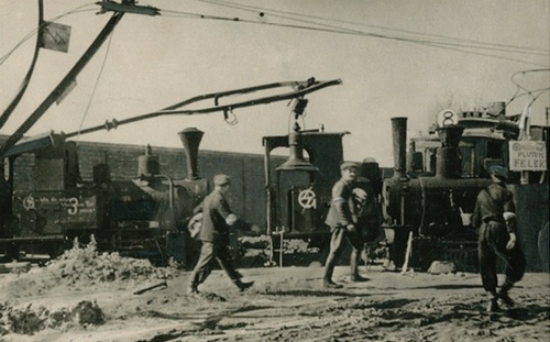 Symbole Grup Szturmowych namalowane przez „Anodę” na barykadzie „Lokomotywki” – kwatery plutonu „Felek” 2 kompanii „Rudy” Batalionu „Zośka” w pierwszych dniach Powstania Warszawskiego, Wola, ul. Okopowa. Fot. z zasobu Archiwum Akt Nowych