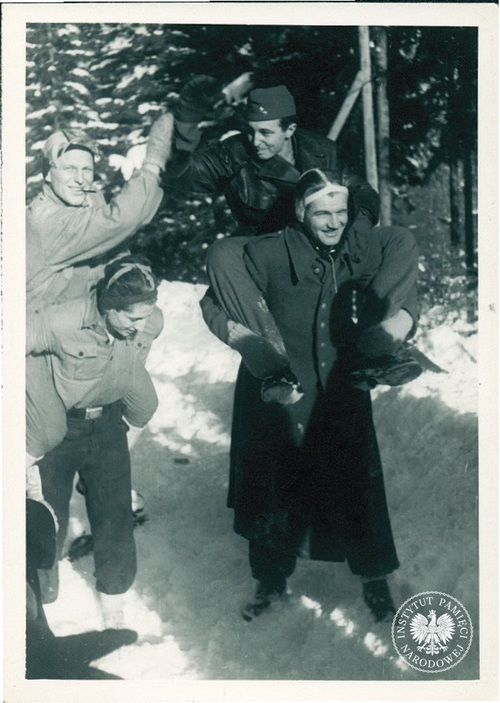 Jan Rodowicz „Anoda” z kolegami na zimowisku w Zakopanem, przełom lat 1945 i 1946. Włodzimierz Steyer „Grom” niesie Stanisława Lehmirowicza „Czarta”, Stanisław Sieradzki „Świst” (w długim płaszczu) – „Anodę”. Fot. z zasobu AIPN
