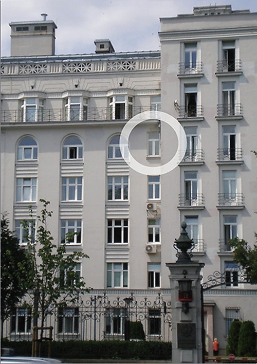 Dawna siedziba Ministerstwa Bezpieczeństwa Publicznego (obecnie Ministerstwa Sprawiedliwości) w Warszawie, gdzie stracił życie Jan Rodowicz „Anoda”. Miał wyskoczyć z okna na czwartym piętrze (zaznaczonego na zdjęciu) . Fot. Przemysław Benken