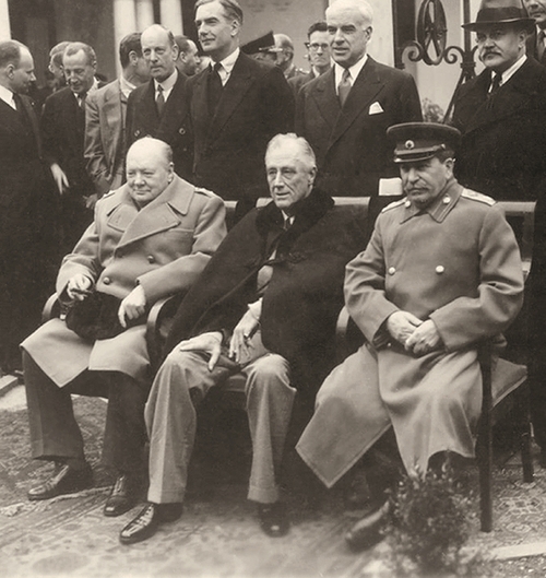 Główni uczestnicy konferencji w Jałcie. Z prawej strony komunistyczny przywódca Związku Sowieckiego Józef Stalin, w środku prezydent USA Franklin Delano Roosevelt, a po lewej brytyjski premier Winston Churchill, luty 1945 roku