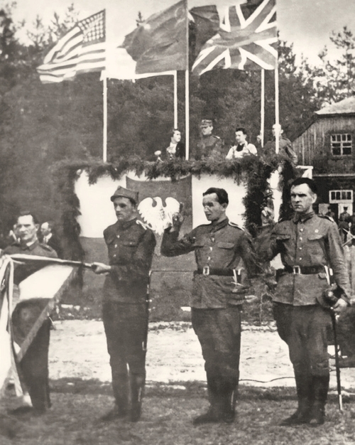 Przysięga Pierwszej Warszawskiej Dywizji Piechoty imienia Tadeusza Kościuszki w Sielcach nad Oką. Na trybunie honorowej od lewej: Wanda Wasilewska i Zygmunt Berling. Nad trybuną flagi amerykańska, sowiecka i brytyjska; 15 lipca 1943 roku
