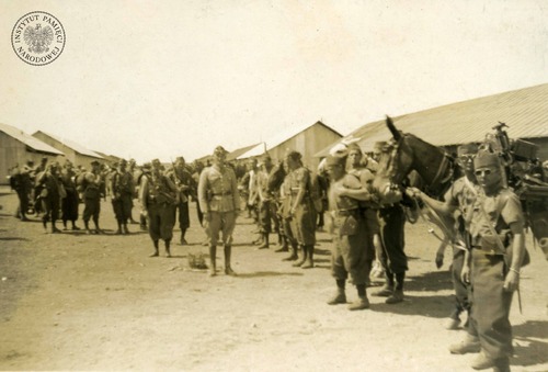 Zdjęcie zrobione chwilę później w stosunku do poprzedniego, 29 czerwca 1940 r. 1 Pułk Strzelców Karpackich ustawiony na placu. Na zdjęciu m.in. Bolesław Skoczeń. W drodze z Syrii do Palestyny, być może w tymczasowym obozie w rejonie palestyńskiego Samakh (fot. z zasobu AIPN)