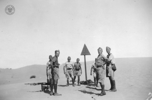 1 PSK w lipcu 1940 r. Żołnierze 1 Pułku Strzelców Karpackich, kpr. pchor. Kogler, chor. Górski, Bolesław Skoczeń, Stach, Stala, plut. pchor. Kędzierski, na strzelnicy w Sarafand (fot. z zasobu AIPN)