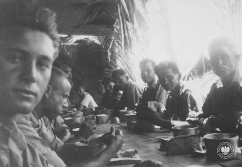 Bolesław Skoczeń (drugi od prawej) z żołnierzami 1 PSK podczas obiadu z okazji Święta Żołnierza. Latrun w Palestynie, 15 sierpnia 1940 r. (fot. z zasobu AIPN)