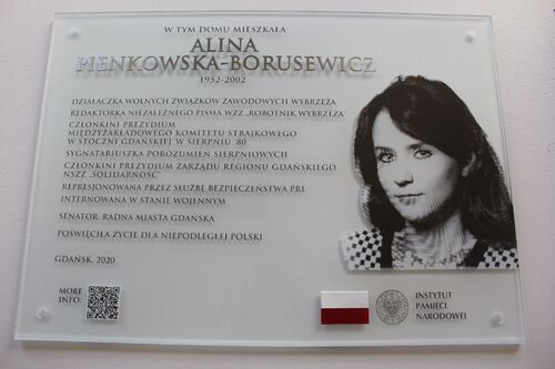 Tablica pamiątkowa poświęcona Alinie Pienkowskiej-Borusewicz, odsłonięta przy ul. Fitelberga 8 w Gdańsku w ramach obchodów 40. rocznicy powstania „Solidarności”, 31 sierpnia 2020 r. (fot. IPN)