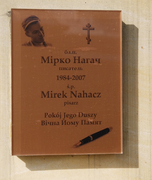 Tablica nagrobna Mirosława Nahacza na cmentarzu w Leszczynach (fot. Wikipedia/Henryk Bielamowicz/CC BY-SA 4.0)