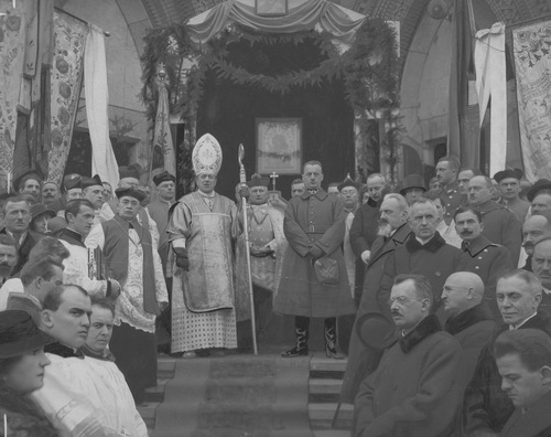 Uczestnicy uroczystości odsłonięcie Pomnika Nieznanego Żołnierza w Łodzi, 1925. Przed ołtarzem polowym widoczni m.in.: biskup Wincenty Tymieniecki, prezes Rady Miejskiej Bolesław Fichna, generał Władysław Sikorski, prezydent Łodzi Marian Cynarski, wojewoda łódzki Ludwik Darowski (fot. z zasobu NAC)