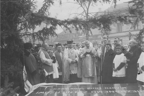 Moment poświęcenia pomnika. Widoczni m.in.: biskup Wincenty Tymieniecki, prezes Rady Miejskiej Bolesław Fichna generał Władysław Sikorski, wojewoda Ludwik Darowski (fot. z zasobu NAC)