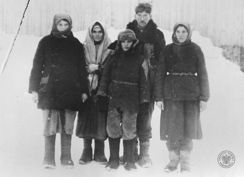 Pięcioosobowa rodzina polska deportowana przez władze sowieckie i przybyła po zwolnieniu do miejsca formowania jednostek Armii Polskiej w ZSRS gen. Władysława Andersa, 1941-1942 r. Odbitka rozpowszechniana przez komórki propagandy rządu RP i Polskich Sił Zbrojnych w Wielkiej Brytanii (fot. z zasobu AIPN)