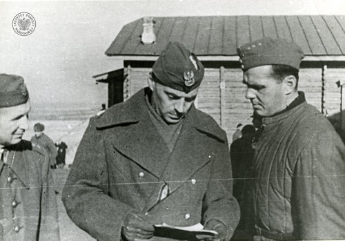 Dowódca Armii Polskiej w ZSRS gen. Władysław Anders (czyta podaną przez oficera kartkę), 1941-1942. Po lewej widoczny szef sztabu płk dypl. Leopold Okulicki (fot. z zasobu AIPN)