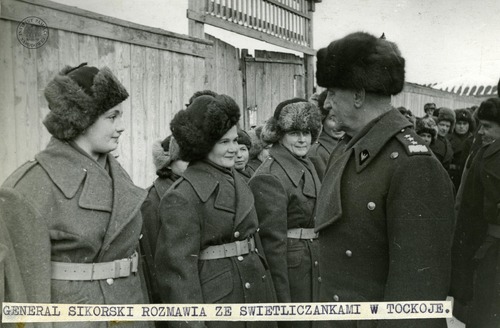 Świetliczanki z Pomocniczej Służby Kobiet podczas rozmowy z Naczelnym Wodzem i premierem rządu RP gen. Władysławem Sikorskim, wizytującym oddziały Polskich Sił Zbrojnych w ZSRS. Tockoje, 12 grudnia 1941 r. (fot. z zasobu AIPN)