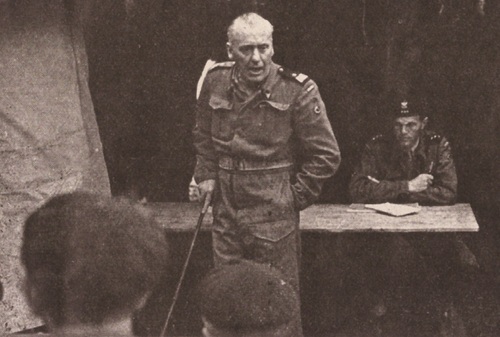 Gen. Stanisław Maczek during a briefing, August 1944 (photo from the Archives of the Institute of National Remembrance)
