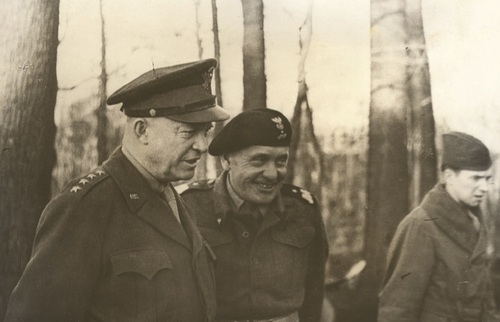 General Dwight Eisenhower and General Stanisław Maczek inspecting Polish troops in the Netherlands, November 1944 (photo from the Archives of the Institute of National Remembrance)