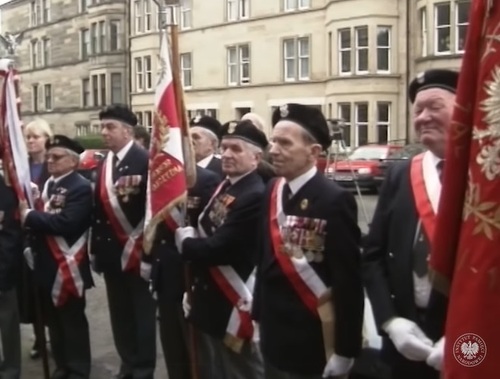 A still from a film documenting the meeting of General Stanisław Maczek with his former soldiers who visited him in Edinburgh in 1992 on the occasion of his 100th birthday (photo from the Archives of the Institute of National Remembrance)