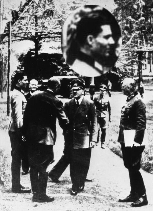Stauffenberg (po lewej stronie) razem z Hitlerem i Keitlem w Wilczym Szańcu, 15 lipca 1944 roku (fot. Wikimedia Commons/Bundesarchiv/CC-BY-SA 3.0)