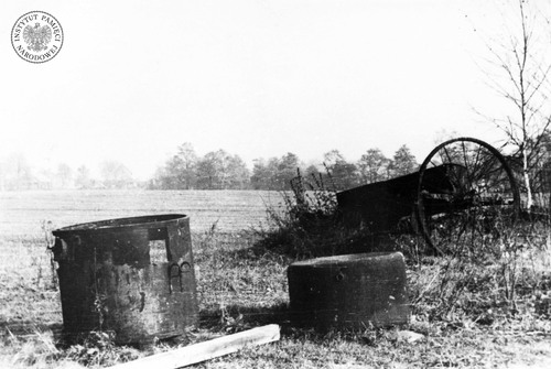 Pozostałości stodoły w gospodarstwie rolnym w Harmężach (należącym do kompleksu obozu KL Auschwitz-Birkenau), w pobliżu którego Niemcy schwytali grupę więźniów Sonderkommanda, zbiegłych z obozu po buncie w sierpniu 1944 r. Stan powojenny, 1955 r. (fot. Tadeusz Kinowski, z zasobu AIPN)