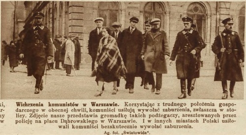 Policjanci prowadzą agitatorów komunistycznych, wśród nich kobietę. Przejawem radykalizmu komunistów była także duża liczba kobiet – agitatorek. W tym zakresie PPS była bardziej konserwatywna zostawiając kobietom zagadnienia tradycyjnie „kobiece” – wychowanie i opiekę społeczną. (fot. ze zbiorów Biblioteki Narodowej)