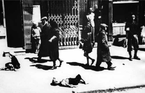 A street in the German-established Jewish ghetto in Warsaw (photo from the Jewish Historical Institute)