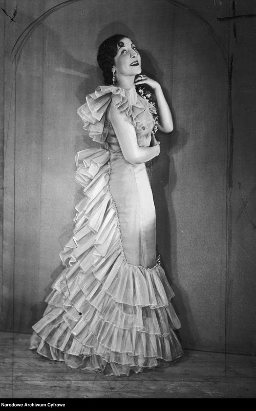Mira Zimińska-Sygietyńska w w jednej ze scen rewii „101 pociech” w teatrze Wielka Rewia w Warszawie, 1934 r. (fot. z zasobu NAC)