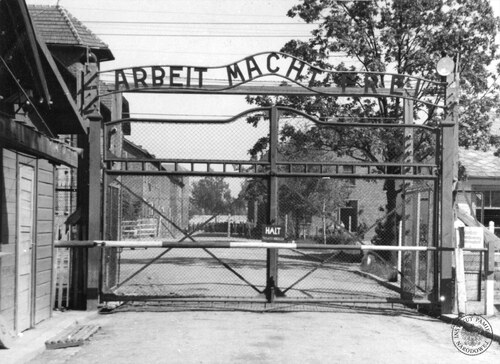 Brama główna wyzwolonego obozu macierzystego w Oświęcimiu (tzw. KL Auschwitz I), maj 1945 r. (fot. Stanisław Łuczko, z zasobu AIPN)