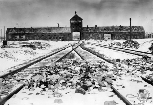 Brama wjazdowa do obozu oraz torowisko na terenie obozu KL Auschwitz-Birkenau, styczeń 1945 r. (fot. Stanisław Mucha, z zasobu AIPN)