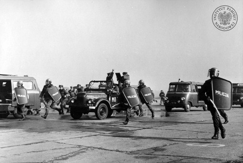 Po raz pierwszy nowe wyposażenie oddziałów zwartych milicji: tarcze ochronne, pałki szturmowe i kaski z osłoną twarzy zaprezentowano podczas pokazu w ramach ćwiczeń „Dunajec 69”. Kraków Czyżyny, 25 października 1969 r. (fot. z zasobu AIPN)