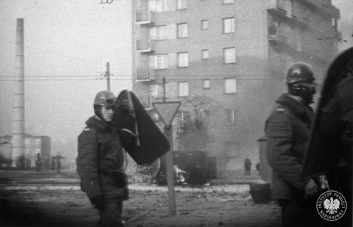 Milicjant z tarczą ochronną wz. 1969 podczas zajść na ul. Dubois w Szczecinie, 17 grudnia 1970 r. (fot. z zasobu AIPN)