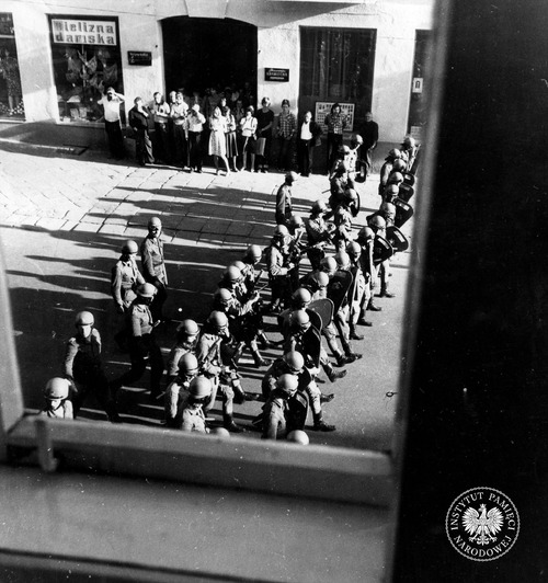 Pododdział ZOMO w trakcie zajść w Radomiu. Większość milicjantów w pierwszym szeregu wyposażona jest w tarcze wz. 1969 z wizjerem ułatwiającym obserwację, 25 czerwca 1976 r. (fot. z zasobu AIPN)