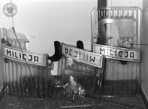 Tarcze milicyjne uszkodzone podczas zamieszek w Gdańsku i Gdyni po wprowadzeniu stanu wojennego w dniach 16–17 grudnia 1981 r. (fot. z zasobu AIPN)
