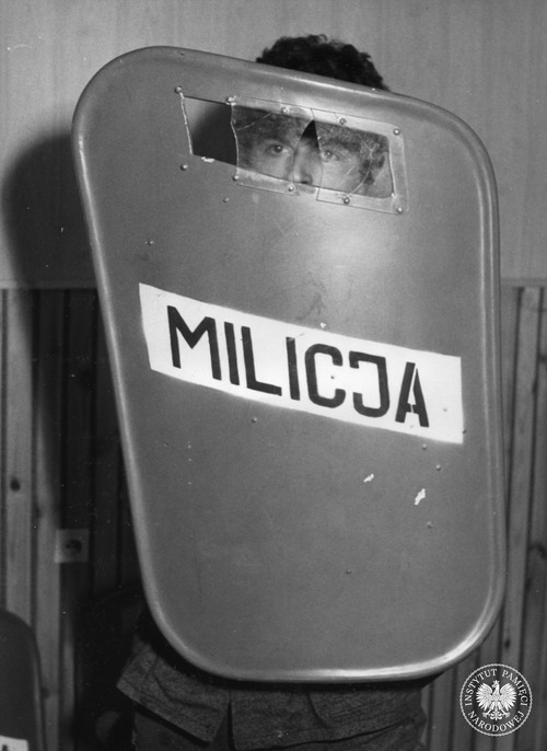 Tarcze milicyjne uszkodzone podczas zamieszek w Gdańsku i Gdyni po wprowadzeniu stanu wojennego w dniach 16–17 grudnia 1981 r. (fot. z zasobu AIPN)