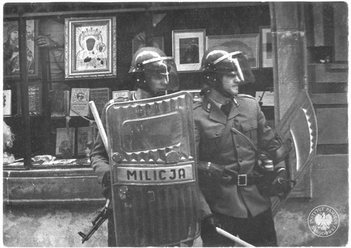 Funkcjonariusze ZOMO wyposażeni w tarcze z pleksiglasu podczas zajść na Starym Mieście w Warszawie, 3 maja 1983 r. (fot. z zasobu AIPN)