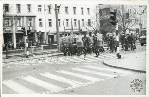 Pododdział ZOMO podczas zajść w Gdańsku Wrzeszczu, 1 maja 1985 r. (fot. z zasobu AIPN)