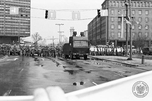 Rozpraszanie przez milicję jednej z demonstracji w latach 80. XX w. Gdańsk, ul. Wały Piastowskie. Kilku milicjantów z lewej strony wyposażonych w tarcze z pleksiglasu, milicjanci z prawej strony z tarczami wz. 1983. Autor: Stanisław Składanowski (fot. z zasobu AIPN)