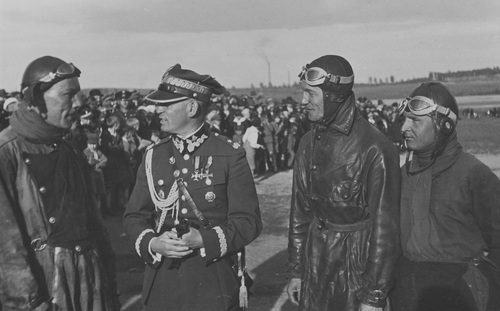 Gen. Józef Zając wśród pilotów podczas Tygodnia  Ligi Obrony Powietrznej i Przeciwgazowej w Katowicach, 1933 r. Widoczni od lewej: por. Bronisław Kosiński, gen. Józef Zając, kpr. Karol Pniak, kpr. Stanisław Macek (fot. z zasobu AIPN)